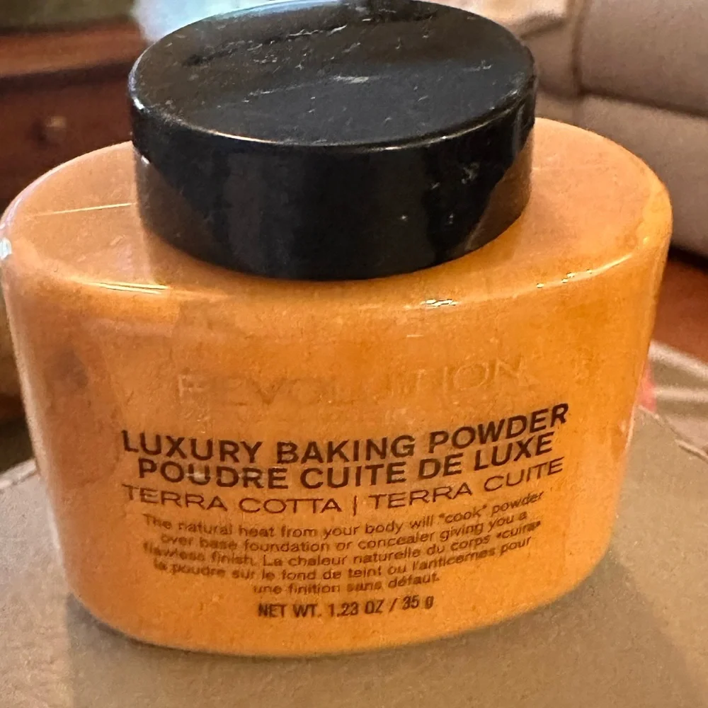 Revolution Luxury Baking Powder‎ in the shade Terra Cotta NEW